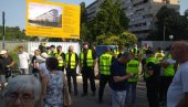 INVESTITOR POSLAO OBEZBEĐENJE: Stanari bloka 37 i dalje dežuraju ispred gradilišta (FOTO, VIDEO)