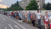 ŽIVI ZID OKO GRADILIŠTA: Buka nezadovoljstva u Bloku 37, građani ne odustaju od protesta (FOTO)