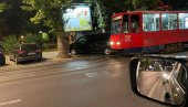 ZASTOJ U BEOGRADU: Nepropisno parkirano vozilo blokiralo tramvajski saobraćaj