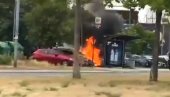 GORE AUTOMOBILI NA NOVOM BEOGRADU: Vatra se širi na parkingu, na terenu vatrogasci i policija