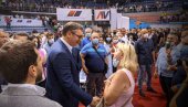 FANTASTIČAN PRIJEM ZA PREDSEDNIKA: Nišlije Vučića dočekale aplauzom, šef države se fotografisao i pozdravio sa građanima (FOTO/VIDEO)
