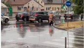 HIT SNIMAK IZ NOVOG SADA: Usred nevremena vozač se na skuteru provozao u kupaćim gaćama (VIDEO)