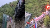 NESTVARNA SCENA U UŽICU: Mladić skočio s mosta i zatražio ruku svoje devojke Anđe (VIDEO)