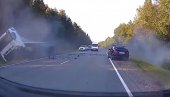 AUTOMOBIL SE ZAKUCAO U KAMION: Teška saobraćajna nesreća u Rusiji (UZNEMIRUJUĆI VIDEO)