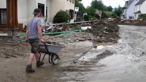 DOK SE LJUDI BORE ZA ŽIVOT I OPSTANAK, PLJAČKAŠI KORISTE SITUACIJU: Stotinu policajaca štiti kuće i prodavnice