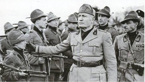 ЗАПЛЕЊЕНЕ МУСОЛИНИЈЕВЕ БЕЛЕШКЕ ЗА ХИТЛЕРА: Историјски вредне записе грађанин понудио на аукцији у Италији, чиме је привукао карабињере