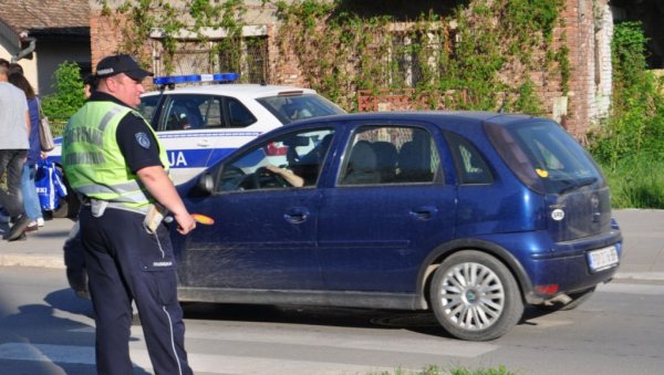 ИЗБЕГНУТА ТРАГЕДИЈА: На BMW-у пукла гума, одбијао се о бандере у Лесковцу, летео 20м