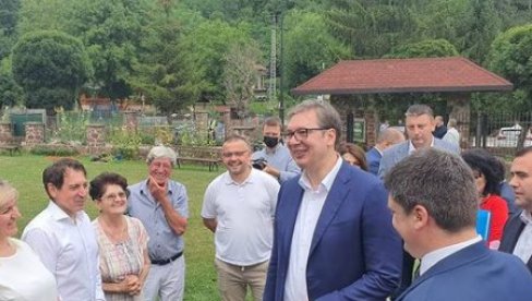 PRIRODA JE VELIČANSTVENA: Predsednik Vučić obišao Sisevac (FOTO)