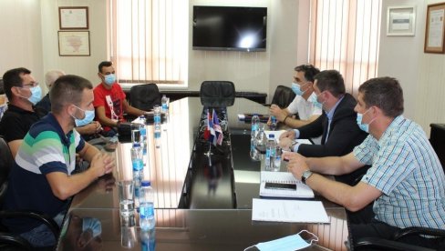 NAKUPCI „KOLO VODE“: Semberski voćari se požalili gradonačelniku NAKUPCI „KOLO VODE“: Semberski voćari se požalili gradonačelniku