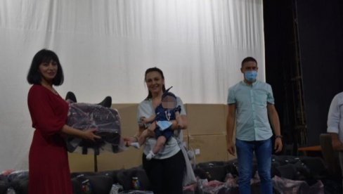 PODRŠKA DECI I RODITELJIMA: Novorođene bebe u Leskovcu dobile auto-sedišta
