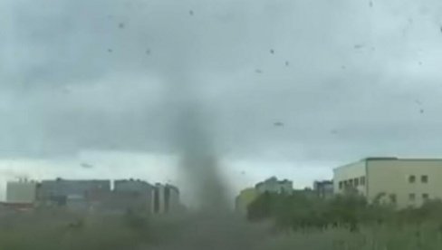 TORNADO OD KOMARACA: Neverovatan prizor na Kamčatki - meštani u šoku, ne mogu da se kreću ulicama (VIDEO)