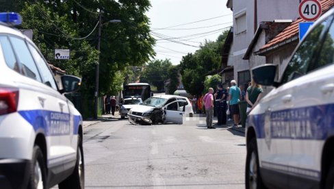 SLIKE I SNIMAK SA MESTA SAOBRAĆAJNE NESREĆE NA DUŠANOVCU: Čovek doživeo moždani udar za volanom - Auto pokosio ženu na ulici (FOTO/VIDEO)