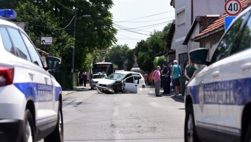 СЛИКЕ И СНИМАК СА МЕСТА САОБРАЋАЈНЕ НЕСРЕЋЕ НА ДУШАНОВЦУ: Човек доживео мождани удар за воланом - Ауто покосио жену на улици (ФОТО/ВИДЕО)