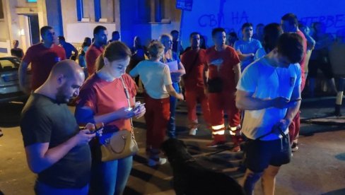 PROTESTI NA KARABURMI I DALJE TRAJU: Građani celu noć bili na ulici - Traže da se vozač koji je pokosio dečake uhapsi