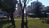BACILA SE SA 50 METARA U SMRT: Detalji tragedije u centru Kragujevca, mlada majka (36) skočila sa solitera!