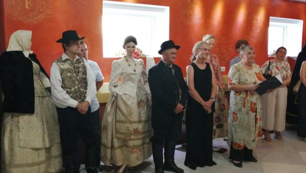 НОШЊЕ СТАРЕ ЈЕДАН ВЕК: Изложба „Чувари традиције“ представила богату баштину Буњеваца у Суботици