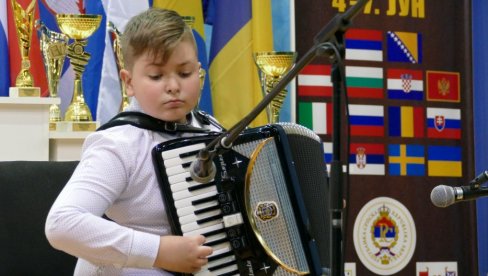 VELIKI USPEH ĐORĐA PERIĆA U AMERICI: Mladi harmonikaš osvojio 110 nagradu (FOTO) VELIKI USPEH ĐORĐA PERIĆA U AMERICI: Mladi harmonikaš osvojio 110 nagradu (FOTO)
