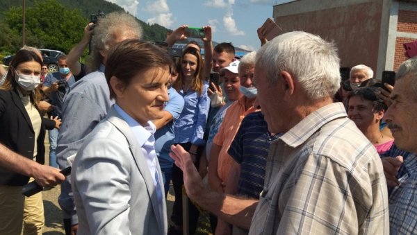 ПРЕМИЈЕРКА У ДВОДНЕВНОЈ ПОСЕТИ ПЧИЊСКОМ ОКРУГУ: Обилазак почео у Босилеграду, захвалила се на одазиву за вакцинацију (ФОТО)