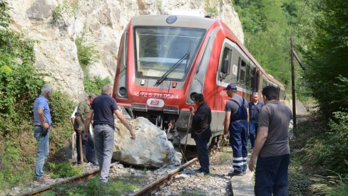 ФОТОГРАФИЈЕ СА МЕСТА ЖЕЛЕЗНИЧКЕ НЕСРЕЋЕ: Воз налетео на стену, па излетео са шина (ФОТО/ВИДЕО)