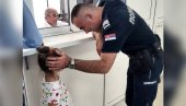 POLICAJAC NEŠA JE ZVEZDA DANA U SRBIJI: Strpljivo odgovara na pitanja radoznale devojčice, fotografija oduševila javnost (FOTO)