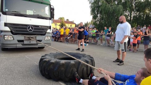 ПЕХАР ОДНЕО СТАМЕНИ САРАЈЛИЈА: У Новим Козарцима код Кикинде одржано такмичење најјачих људи Европе (ФОТО)