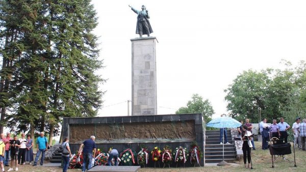 ЖРТВЕ ПАЛЕ ЗА СЛОБОДУ НЕ СМЕЈУ ДА СЕ ЗАБРАВЕ: У Доњој Трнови обележено 80 година од дизања устанка против фашизма (ФОТО)