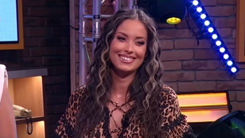 МИРКА ВАСИЉЕВИЋ ОБЈАВИЛА СЛИКУ ИЗ ПОРОДИЧНОГ ДОМА: У позадини букет ружа (ФОТО)