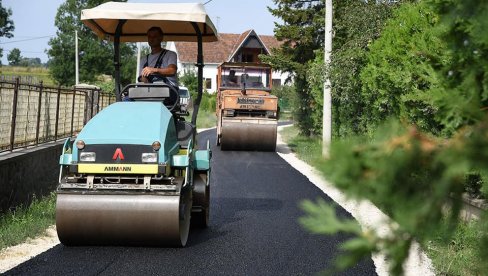 АСФАЛТ СВАКОМ СЕЛУ: За обнову саобраћајне инфраструктуре у Краљевачком крају издвојено 135 милиона динара