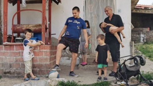 MOJA ŽENA I DETE, MORAM DA IH SPASAVAM: Mile iz Matejevca po drugi put porodio ženu sam u kući - na svet donela peto dete (VIDEO)