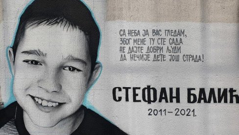 TRAGIČNO STRADALI STEFAN (9) DOBIO MURAL: Stihovi pored dečakove slike slamaju srce - Sa neba vas gledam...