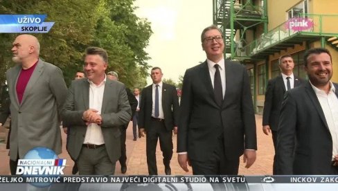 VUČIĆ PROŠETAO SKOPLJEM SA RAMOM I ZAEVIM: Građani prilazili srpskom predsedniku (FOTO)