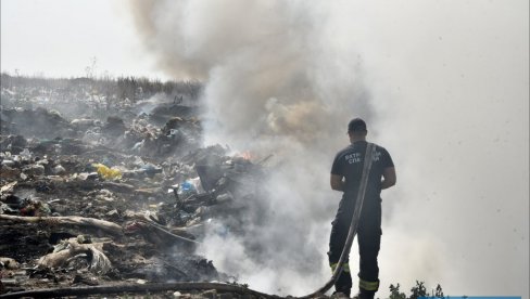 POŽAR NA GRADSKOJ DEPONIJI U ZRENJANINU: Vatrogasci na terenu (FOTO)