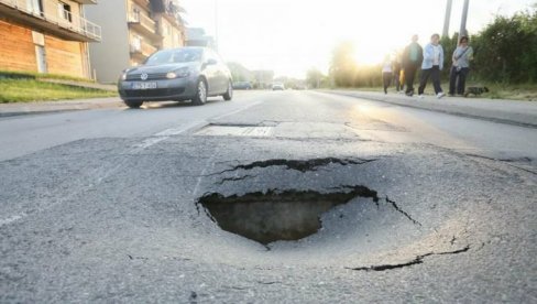 BANJALUČKE ULICE ŠUPLJE: Na Petrićevcu ogromna rupa na putu