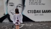 SLIKA SA KARABURME CEPA SRCA: Devojčica sa anđeoskim krilima ispred Stefanovom murala - priča o njoj je još dirljivija
