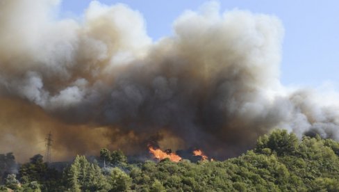 HAOS KOD TROGIRA: Zbog požara problemi na aerodromu u Splitu, u gašenju vatrene stihije učestvuju kanaderi i helikopteri