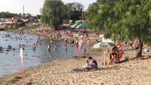 ВОДА И ПЕСАК СПАС ОД ВРЕЛИНЕ: Ево како се Зрењанинци расхлађују