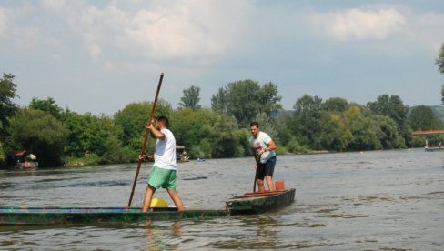 НА ОВОЈ РЕЦИ ВОЗЕ ЧАМАЦ И БЕЗ МОТОРА И БЕЗ ВЕСЛА: То могу сами снажни и вешти (ВИДЕО)