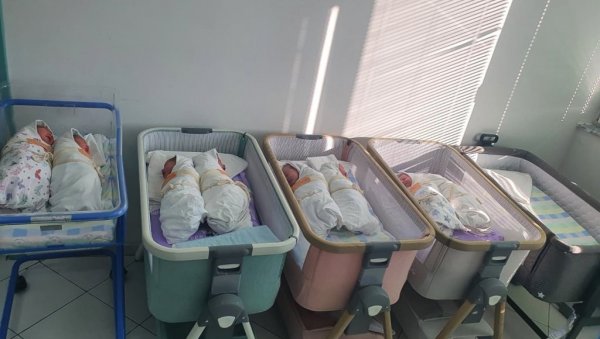МЕЂУ ЊИМА ДВА ПАРА БЛИЗАНАЦА: У породилишту у Новом Саду за викенд рођене 24 бебе