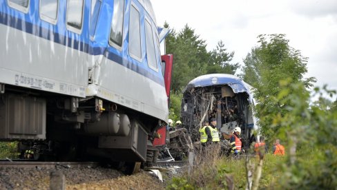 ПРВЕ ФОТОГРАФИЈЕ НЕСРЕЋЕ У ЧЕШКОЈ: У судару два путничка воза погинуле три особе - на десетине повређених (ФОТО)