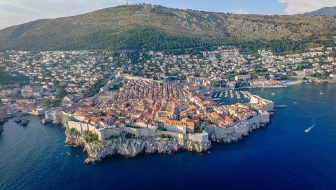 OTVORIO JAVNI VC U SVOJOJ KUĆI, A NOVAC SAM DOLAZI: Dubrovčanin iskoristio najezdu turista i napravio biznis