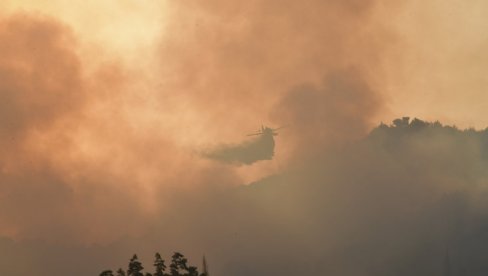 HAOS U GRČKOJ I DALJE TRAJE: Vatrogasci nemaju vodu i hranu - Naređena evakuacija stanovništva (FOTO)