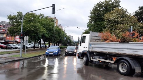 SNAŽNO NEVREME POGODILO BANJALUKU: Vetar obarao stabla - Zbog kiše otežan saobraćaj (FOTO/VIDEO)