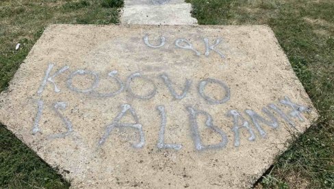 NOVI INCIDENT NA KOSOVU: Grafiti prema spomen ploči knezu Lazaru (FOTO)