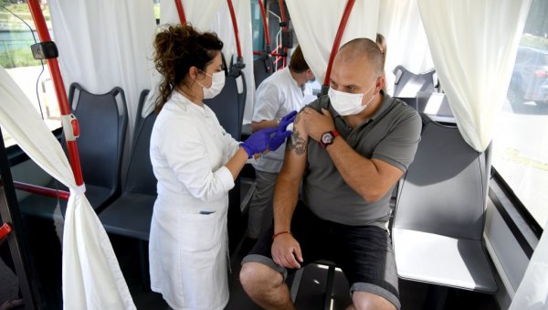 ВАКЦИНАЦИЈА НА ЗЕМУНСКОМ КЕЈУ: Имунизација у аутобусу за викенд