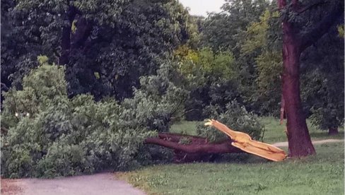 IZA NEVREMENA OSTAO HAOS U BANJALUCI: Najveća šteta u naseljima Kumsale i Budžak (FOTO)