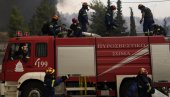 ВЕЛИКИ ПОЖАР ИЗБИО У АТИНИ: Ватрена стихија букнула у стамбеној згради, на терену 16 ватрогасаца са пет возила