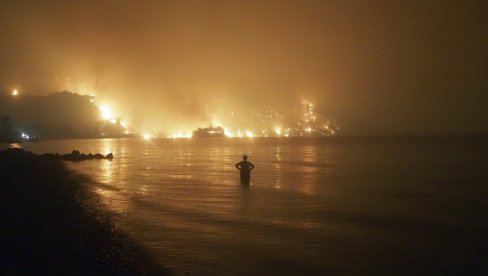 СВА ТРАГЕДИЈА ПОЖАРА ПРИКАЗАНА НА ЈЕДНОЈ ФОТОГРАФИЈИ: Старица гледа како јој гори кућа (ФОТО)