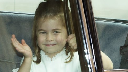 OBJAVLJENA NOVA FOTOGRAFIJA MALE PRINCEZE: Kejt i Vilijam uz sliku Šarlot poslali važnu poruku (FOTO) OBJAVLJENA NOVA FOTOGRAFIJA MALE PRINCEZE: Kejt i Vilijam uz sliku Šarlot poslali važnu poruku (FOTO)