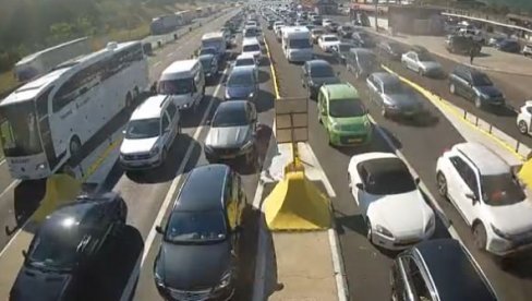 ВОЗИЛА СТОЈЕ У МЕСТУ: Чека се до четири сата