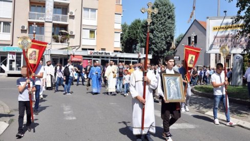 VELIKA LITIJA KROZ GRAD: Proslavljen Sveti Pantelejmon - slava Grada Bijeljine (FOTO)